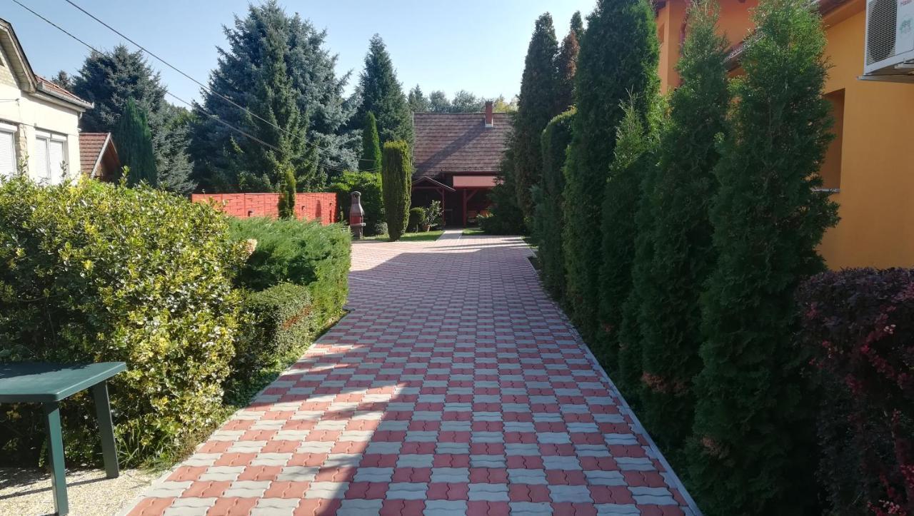 Keri Apartman Mosonmagyaróvár エクステリア 写真